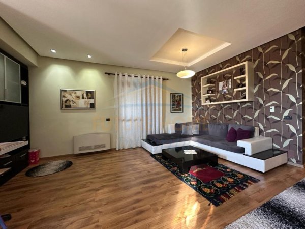 Tirane, shitet apartament 1+1+Ballkon Kati 8, 111 m² 180.000 € (Ish Tregu Elektrik, Tiranë.)