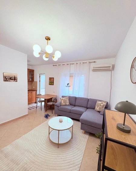 Tirane, jepet me qera apartament 1+1+Ballkon Kati 3, 60 m² 500 € (RRUGA E KAVAJES)