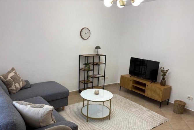 Tirane, jepet me qera apartament 1+1+Ballkon Kati 3, 60 m² 500 € (RRUGA E KAVAJES)