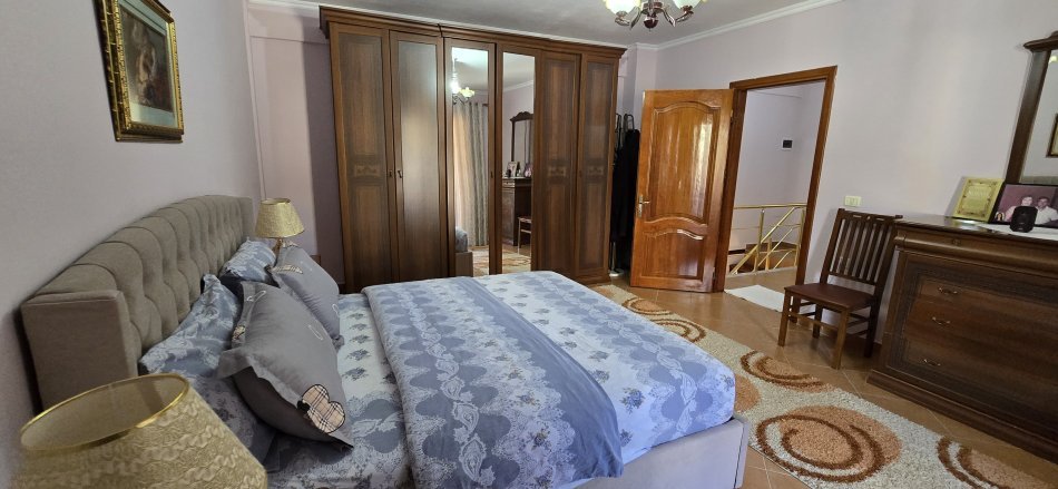 Tirane, jap me qera apartament duplex 3+1+Ballkon Kati 1, 100 m² 700 € (Selite)
