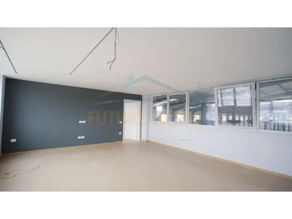 Qera, Kapanon, Autostrada Tiranë-Durrës.