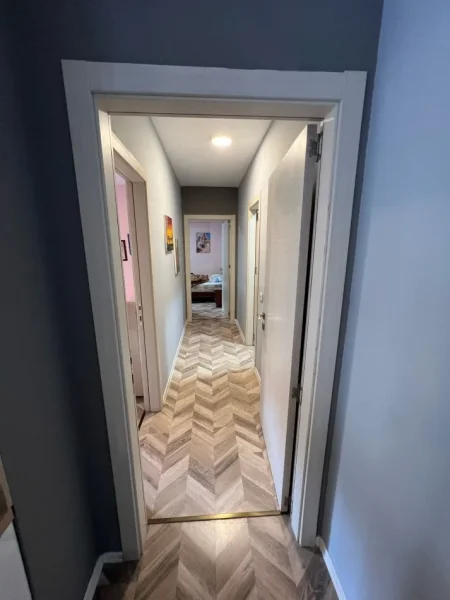 Tirane, shitet apartament 2+1+Ballkon Kati 1, 134 m² 209.200 € (5 Maji)