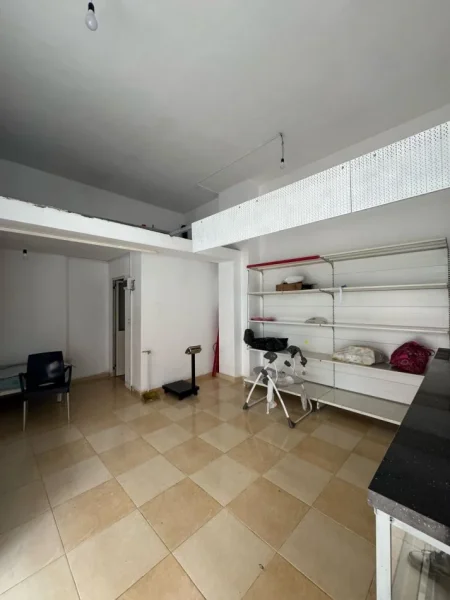 Tirane, jepet me qera dyqan Kati 0, 35 m² 300 € (Rr.Teodor Keko)