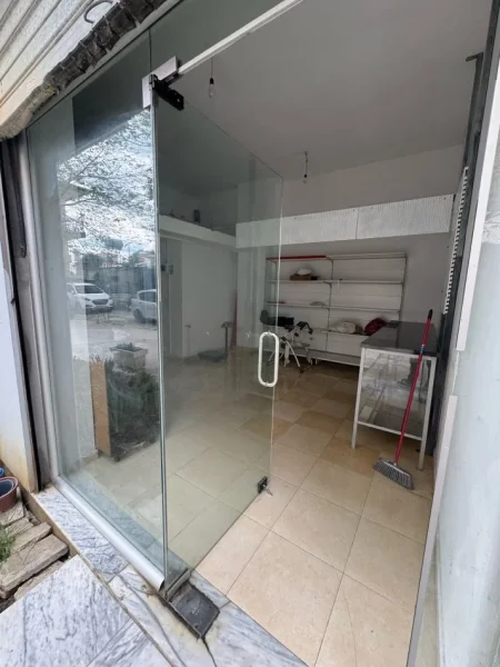 Tirane, jepet me qera dyqan Kati 0, 35 m² 300 € (Rr.Teodor Keko)