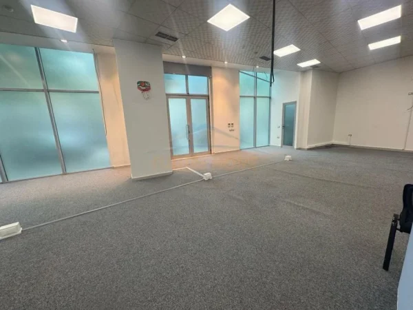 Tirane, jepet me qera ambjent biznesi Kati 0, 204 m² 3.200 € (Siri Kodra, Tiranë)