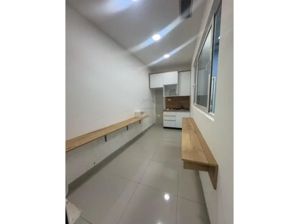 Tirane, jepet me qera ambjent biznesi Kati 0, 204 m² 3.200 € (Siri Kodra, Tiranë)
