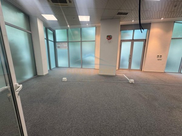 Tirane, jepet me qera ambjent biznesi Kati 0, 204 m² 3.200 € (Siri Kodra, Tiranë)