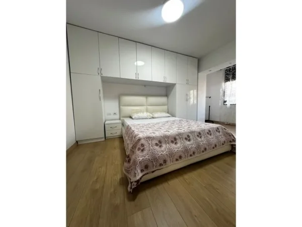 Tirane, jepet me qera apartament 1+1 Kati 4, 60 m² 600 € (Myslym Shyri)