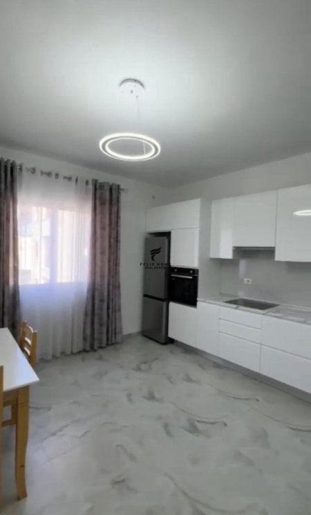 Tirane, jepet me qera apartament 3+1+Ballkon Kati 2, 160 m² 500 € (XHAMLLIK)