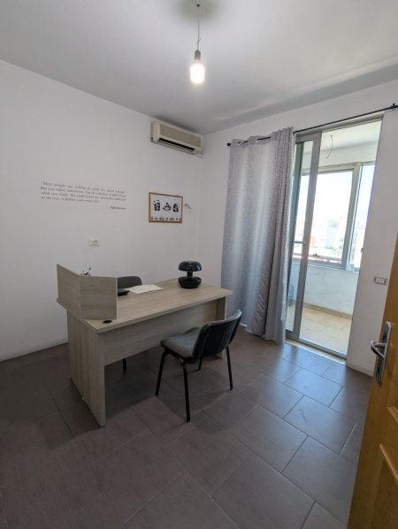 Tirane, jepet me qera zyre Kati 6, 116 m² 700 € (Zogu i Zi)