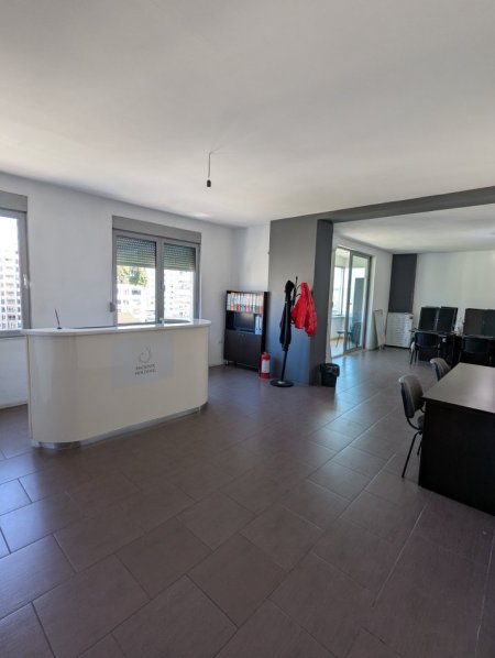 Tirane, jepet me qera zyre Kati 6, 116 m² 700 € (Zogu i Zi)