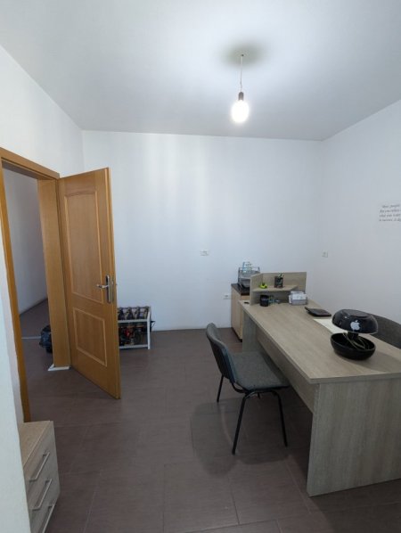 Tirane, jepet me qera zyre Kati 6, 116 m² 700 € (Zogu i Zi)