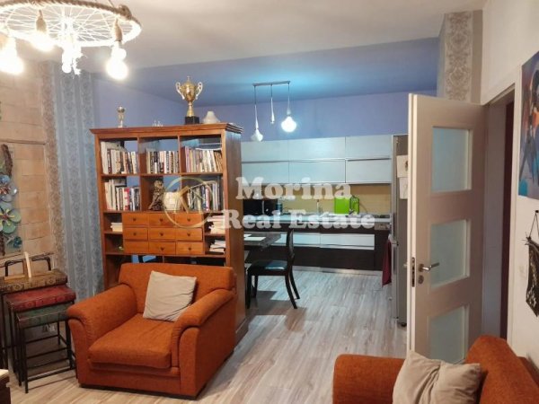 Tirane, jepet me qera apartament 2+1 Kati 3, 120 m² 700 € (Komuna e Parisit)