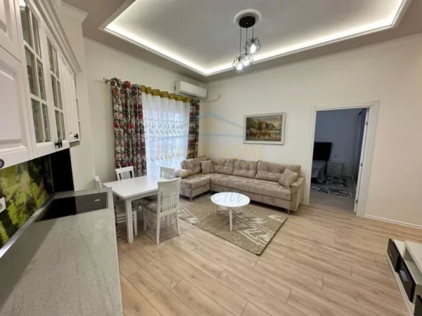 Tirane, jepet me qera apartament 2+1 Kati 4, 96 m² 650 € (Liqeni I That)