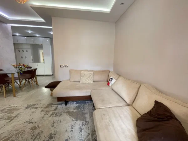 Tirane, jepet me qera apartament 2+1 Kati 8, 95 m² 700 € 