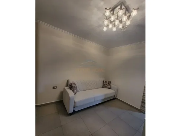 Tirane, jepet me qera apartament 1+1 Kati 3, 58 m² 450 € (Brryl)