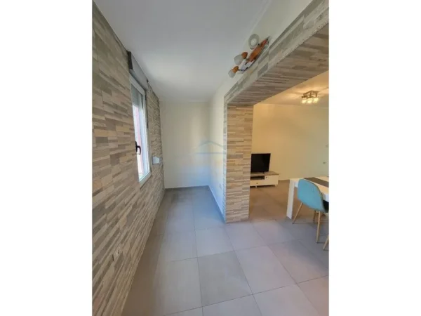 Tirane, jepet me qera apartament 1+1 Kati 3, 58 m² 450 € (Brryl)