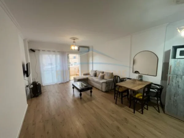 Tirane, jepet me qera apartament 1+1 , 59 m² 500 € (Siri Kodra)
