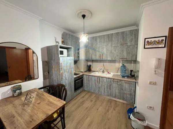 Tirane, jepet me qera apartament 1+1 , 59 m² 500 € (Siri Kodra)