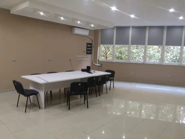 Tirane, jepet me qera Kati 1, 410 m² 2.500 € (DON BOSKO)