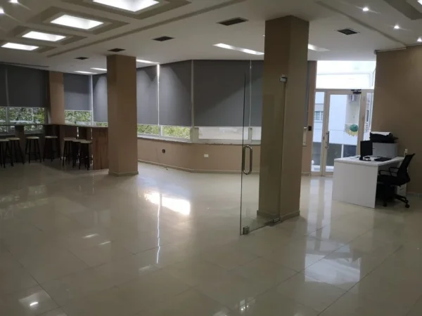 Tirane, jepet me qera Kati 1, 410 m² 2.500 € (DON BOSKO)