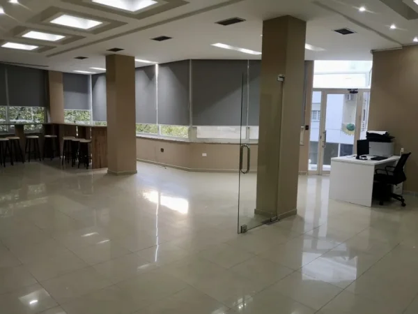 Tirane, jepet me qera ambjent biznesi Kati 1, 410 m² 2.500 € (Rruga Muzaket)