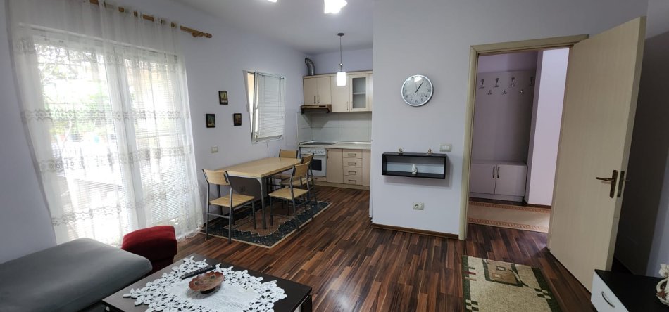 Tirane, jepet me qera apartament 1+1 Kati 1, 60 m² 400 € (Ish Parku i Autobuzave)