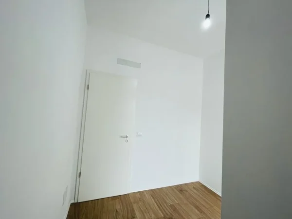 Tirane, jepet me qera ambjent biznesi Kati 9, 120 m² 450 € (rruga jordan misja)
