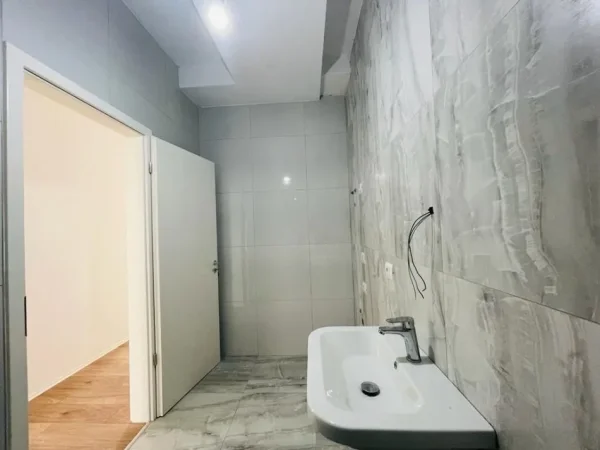 Tirane, jepet me qera ambjent biznesi Kati 9, 120 m² 450 € (rruga jordan misja)