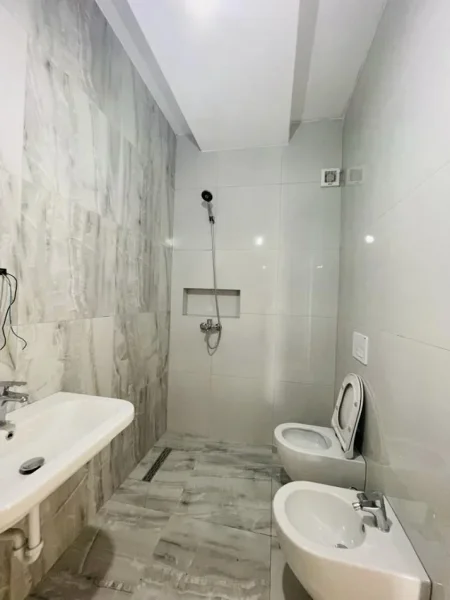 Tirane, jepet me qera apartament 3+1+Ballkon Kati 9, 120 m² 450 € (Rruga Jordan Misja)