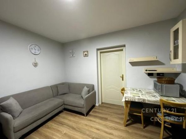 Tirane, jepet me qera apartament 1+1 Kati 4, 43 m² 350 € (Shkolla e Bashkuar)