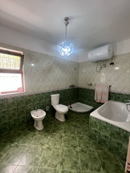 Tirane, jepet me qera shtepi 1 Katshe Kati 1, 400 m² 800 € (Bernardin Palaj)