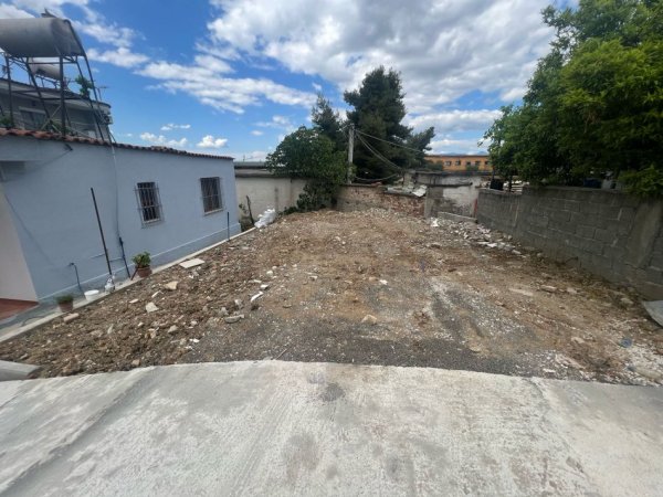 Tirane, jepet me qera shtepi 1 Katshe Kati 1, 400 m² 800 € (Bernardin Palaj)