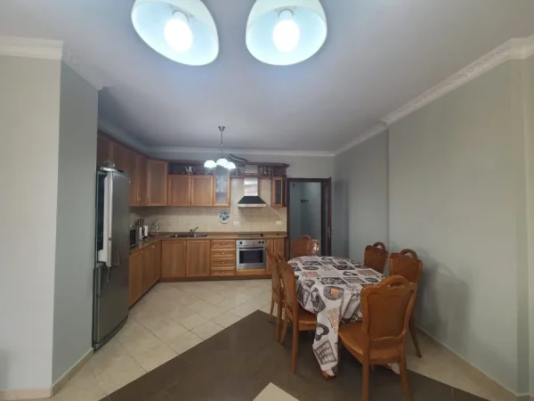 Tirane, jepet me qera apartament 2+1 Kati 8, 122 m² 750 € (Ish ekspozita)