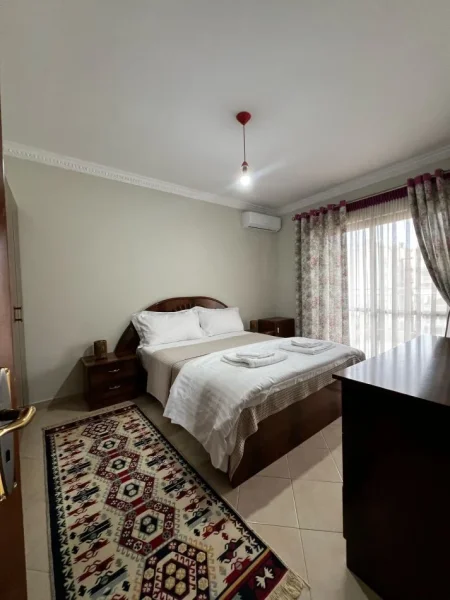 Tirane, jepet me qera apartament 2+1+Ballkon Kati 4, 115 m² 650 € (Rruga e Saraceve .)