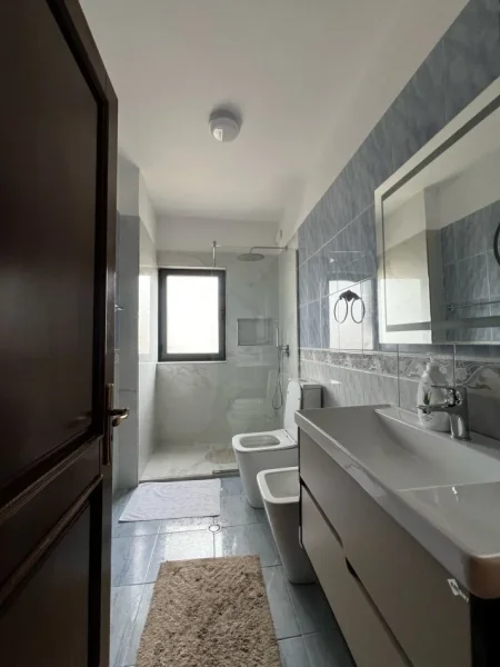 Tirane, jepet me qera apartament 2+1+Ballkon Kati 4, 115 m² 650 € (Rruga e Saraceve .)
