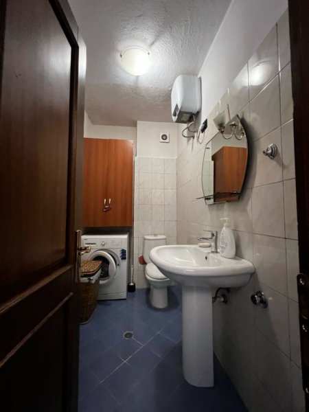 Tirane, jepet me qera apartament 2+1+Ballkon Kati 4, 115 m² 650 € (Rruga e Saraceve .)