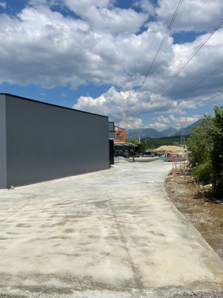 Tirane, shitet magazine Kati 0, 1.331 m² 570.000 € (Bathore Kamez)
