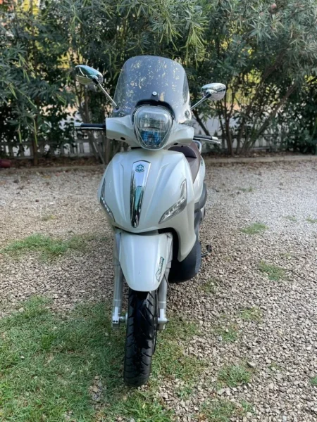 Tirane, shes BEVERLY PIAGGIO, e bardhë 2.800 km 3.000 €