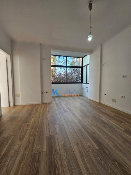 Tirane, jap me qera zyre Kati 2, 40 m² 400 € (Rruga e Kavajes)