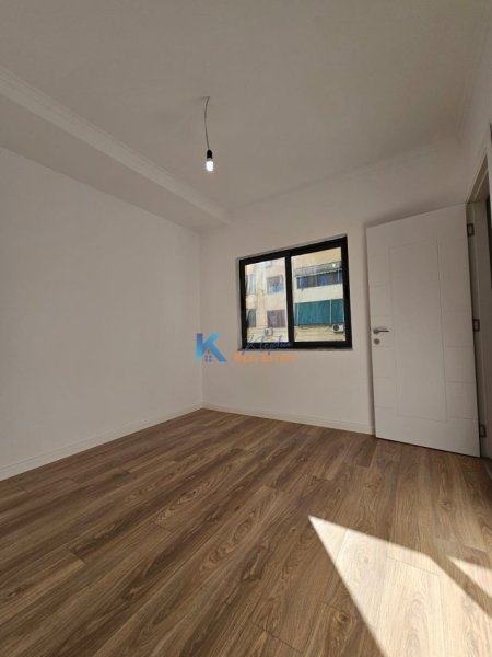 Tirane, jap me qera zyre Kati 2, 40 m² 400 € (Rruga e Kavajes)