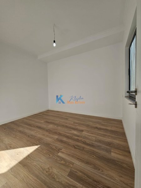 Tirane, jap me qera zyre Kati 2, 40 m² 400 € (Rruga e Kavajes)