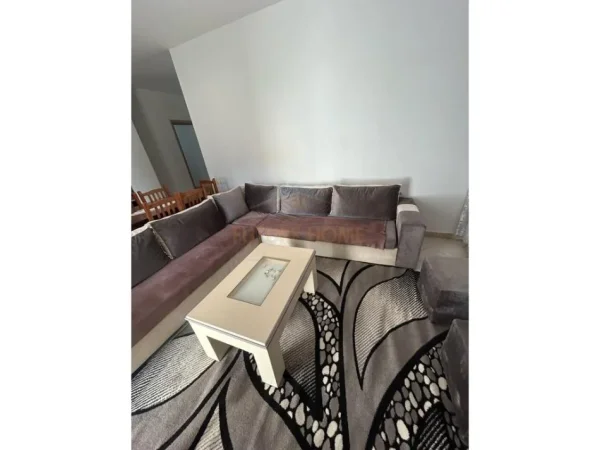 Tirane, jepet me qera apartament 2+1 Kati 3, 87 m² 380 € (Shkoze)