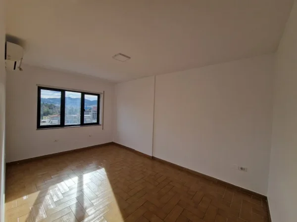 Tirane, jepet me qera zyre , 157 m² 1.300 € (Blloku)