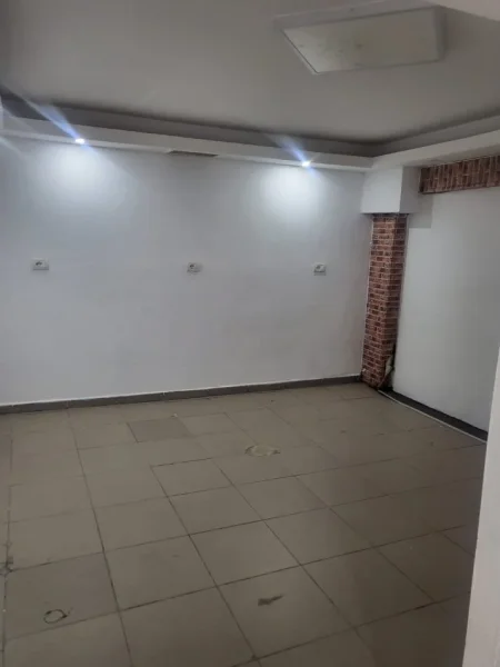Tirane, jepet me qera dyqan Kati 0, 85 m² 450 € (Komuna e Parisit)