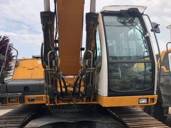 Tirane, shes Eskavator me zinxhir Eskavator Liebherr  R 934. Viti 2010 , e Verdhë 11.000 ore Pune 73.000 €