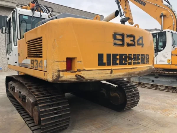 Tirane, shes Eskavator me zinxhir Eskavator Liebherr  R 934. Viti 2010 , e Verdhë 11.000 ore Pune 73.000 €