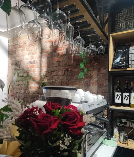 Tirane, jepet me qera lokal Kati 0, 1.000 € (Ish ekspozita)