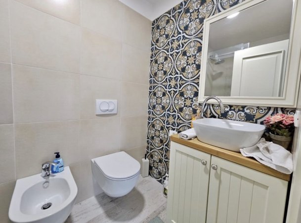 Tirane, jepet me qera apartament 2+1+Aneks+Ballkon Kati 3, 126 m² 1.000 € (Rruga e Zallit)
