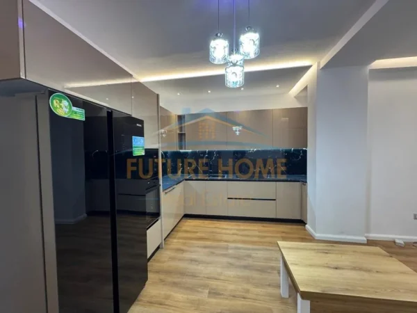 Tirane, jepet me qera apartament 2+1 Kati 3, 93 m² 700 € (Irfan Tomini)
